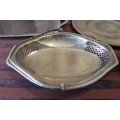 A WONDERFUL COLLECTION OF ASSORTED METAL WARE INCL. A SERVING TRAY, BOWL & ENGRAVED PLATE
