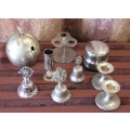 A STUNNING JOB LOT OF ASSORTED SILVER PLATE & METAL WARE INCLUDING FOOD TRAYS, EGG CUPS & MORE