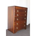 A BEAUTIFUL SOLIDLY BUILT 5-DRAWER CHEST OF DRAWERS WITH STUNNING STYLING & ORNATE HANDLES
