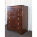 A BEAUTIFUL SOLIDLY BUILT 5-DRAWER CHEST OF DRAWERS WITH STUNNING STYLING & ORNATE HANDLES
