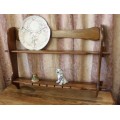 A BEAUTIFUL VINTAGE WALL MOUNTABLE DISPLAY STAND WITH GROOVED SHELVES FOR DISPLAYING PLATES