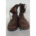 A FANTASTIC PAIR OF MEN'S GENUINE LEATHER BOOTS IN GOOD CONDITION