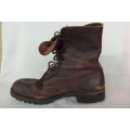 A FANTASTIC PAIR OF MEN'S GENUINE LEATHER BOOTS IN GOOD CONDITION