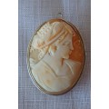 AN EXQUISITE (LARGER) LADIES SILVER CAMEO BROOCH PENDANT WITH FINE FILIGREE DETAILING