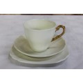 AN EXQUISITE PALE YELLOW ENGLISH MADE "TUSCAN CHINA" PORCELAIN TRIO INCL. CUP, SAUCER & CAKE PLATE