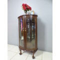 A gorgeous, stylish Imbuia ball & claw one glass door corner display cabinet in great condition!