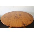 A wonderful Oregon round dining table with a sturdy centered leg in great condition