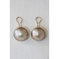 A stunning set of 9 ct gold clip-on earrings with genuine large cultured Mabe pearl centre stones