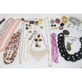 A beautiful assorted collection of jewellery including necklaces, pendants, brooches & more | RS17
