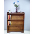 A lovely stylish 4 shelf wooden book case in great condition. Great in a study, reading room!