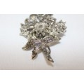 A fantastic silver metal ladies brooch w/ decorative Marcasite stones in superb condition