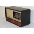 An amazing vintage ornamental Bakelite valve radio in good condition