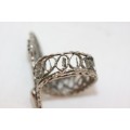 A stunning delicately detailed vintage ladies "filigree" snake ring in awesome condition