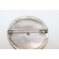 A stunning traditional oriental sterling silver ladies brooch w seashell (mother of pearl) detailing