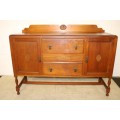 A stunning antique oak side server cabinet w/ loads of drawer and cupboard space in great condition