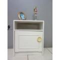 Retro white single-door bedside pedestal in great condition - lovely in any bedroom!RS17Sale