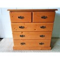 A wonderful vintage Solid Oregon 5-drawer chest of drawers with ornate handles & ample storage space
