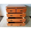 A wonderful vintage Solid Oregon 5-drawer chest of drawers with ornate handles & ample storage space