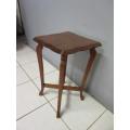 A lovely vintage Oak occasional/ display/ side table - perfect in your living area!