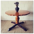 An amazing round Oak scalloped edge dining table with a thick centre leg in stunning condition!!
