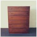 A wonderful Retro-styled 6-drawer chest of drawers w/ an uncomplicated design in awesome condition!