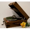 **RS17** A wonderful antique (c1930) British Singer 220 wind up, table top gramophone record player