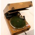 **RS17** A wonderful antique (c1930) British Singer 220 wind up, table top gramophone record player