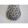 An exquisite ornate silver metal ladies pendant with an intricate design in great condition!!