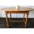 **RS17** A vintage solid oak 6-seater oval dining table/ kitchen table with gorgeous turned legs