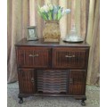 A wonderful vintage ball & claw "Murphy" radiogram in a stylish wood cabinet in working order