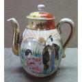 A gorgeous little oriental porcelain tea pot, with gold gilt. Stunning in a kitchen cabinet!