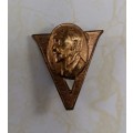 WW2 Era Smuts V for Victory Lapel Badge