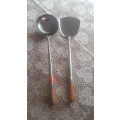 VINTAGE CUTLERY A SPATULA AND LADLE WOK SET WITH WOODEN HANDLES