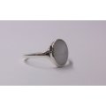 A CLASSY SOLID STERLING SILVER RING SET WITH A MOTHER OF PEARL LOOK INSET ....QUALITY !!