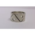 A FANTASTIC THICK WIDE GOOD QUALITY SOLID STERLING SILVER RING WITH A COOL PATTERN