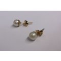 VERY CLASSY VINTAGE 9 CARAT GOLD EARRINGS SET WITH GENUINE PEARLS ....TIMELESS !!