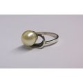 A LOVELY VINTAGE SOLID STERLING SILVER RING SET WITH A GENUINE PEARL ...WOW....!!!