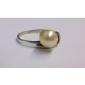 A LOVELY VINTAGE SOLID STERLING SILVER RING SET WITH A GENUINE PEARL ...WOW....!!!