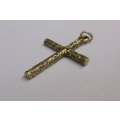 A LOVELY VINTAGE SOLID 9 CARAT GOLD TEXTURED HOLY CROSS PENDANT