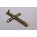 A LOVELY VINTAGE SOLID 9 CARAT GOLD TEXTURED HOLY CROSS PENDANT