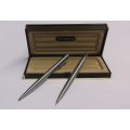 AN AWESOME VINTAGE PARKER ROLLERBALL PEN AND PACER SET ...BOTH WORKING 100%....GREAT QUALITY !!