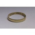 A FANTASTIC VINTAGE SOLID 18 CARAT GOLD WEDDING BAND WITH DESIGNERS STAMP ....AWESOME !!!
