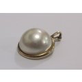 A CLASSY SOLID  9CT GOLD PENDANT WITH FANCY CLASP SET WITH A STUNNING MABE PEARL !!! WOW !! WOW !!