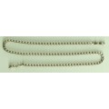 9ct SOLID GOLD CHAIN, WEIGHT 19.1 Grams (0.62 OUNCES) 57.0cm LONG.