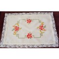 Palest lemon place mat hand embroidered cheerful flowers - good vintage cond 56cmx38.5cm