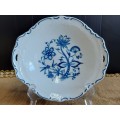 AWESOME  ZWIEBELMUSTER PORCELAIN TWIN HANDLED PLATE