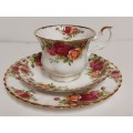 SPECTACULAR ROYAL ALBERT OLD COUNTRY ROSES BONE CHINA TEA TRIO IN MINT CONDITION