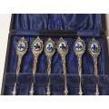 BOXED SET OF SIX VINTAGE MADE IN HOLLAND NIEWZILVER TEA SPOONS WITH DELFT ADORNMENTS