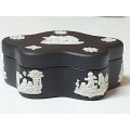 HIGHLY SOUGHT AFTER WEDGWOOD BLACK JASPERWARE LIDDED TRINKET BOX WITH INTRICATELY CARVED IMAGES