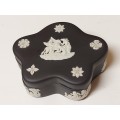 HIGHLY SOUGHT AFTER WEDGWOOD BLACK JASPERWARE LIDDED TRINKET BOX WITH INTRICATELY CARVED IMAGES